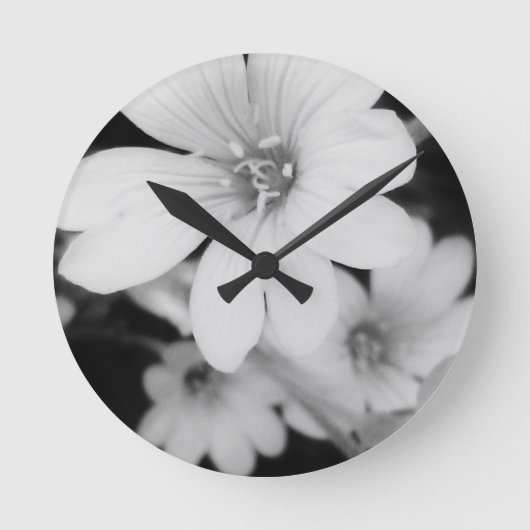 Schwarzweiß-Blume Runde Wanduhr (Vorderseite)