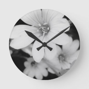 Schwarzweiß-Blume Runde Wanduhr