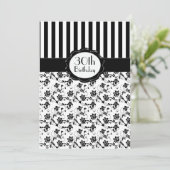 Schwarzweiss-Blumenstreifen-30. Geburtstag laden Einladung (Stehend Vorderseite)