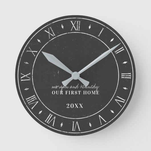 Schwarzweiß-Chalkboard-Stil der ersten Zuhause Runde Wanduhr (Vorderseite)
