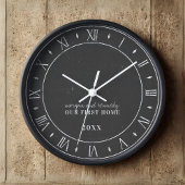 Schwarzweiß-Chalkboard-Stil der ersten Zuhause Runde Wanduhr