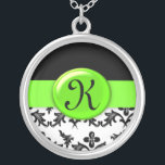 Schwarzweiss-Damast mit Limonem grünem mit Versilberte Kette<br><div class="desc">Diese schöne Halskette kennzeichnet ein Schwarzweiss-Damastmuster auf der unteren Hälfte. Die Hälfte des Entwurfs ist festes Schwarzes. Über der Mitte des Entwurfs ist ein Limones grünes Band mit einem glänzenden gerundeten Mittelkreis. Innerhalb des Limonen grünen Kreises ist ein Platz, zum Ihrer mit Monogramm Initiale im schwarzen Skript-Schriftart hinzuzufügen. Dieser Schwarzweiss-Damast...</div>