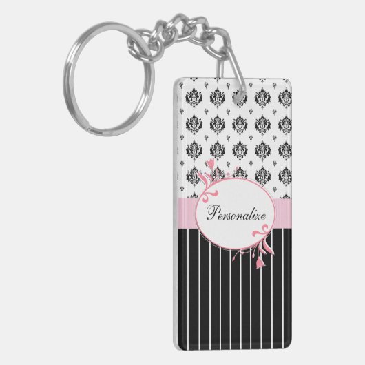 Schwarzweiss-Damast-schickes rosa Blumen mit Namen Schlüsselanhänger (Vorderseite links)