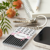 Schwarzweiss-Damast-schickes rosa Blumen mit Namen Schlüsselanhänger (Vorderseite rechts)