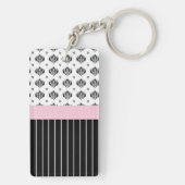 Schwarzweiss-Damast-schickes rosa Blumen mit Namen Schlüsselanhänger (Rückseite)