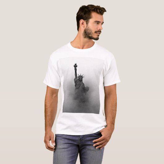 Schwarzweiss-Dame Liberty eingehüllt in Nebel T-Shirt (Vorne ganz)