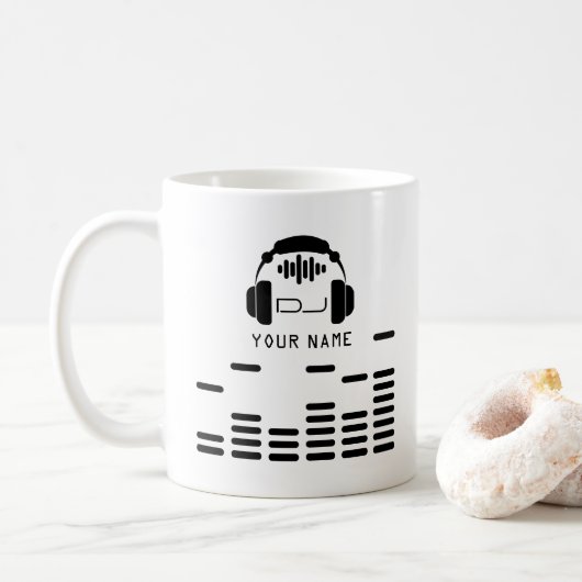 Schwarzweiss-DJ reden Abdeckung an Kaffeetasse (Mit Donut)