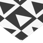 Schwarzweiß-Dreieck über das Design von Schachbret Großer Tischläufer (Ecke)