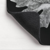 Schwarzweiss-Eichen-Blatt-Auflage mit schwarzem Mousepad (Ecke)