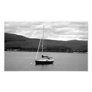 Schwarzweiß-Foto eines Bootes Fotodruck