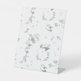 Schwarzweiß-Foto mit weißem Hintergrund Sockelschild