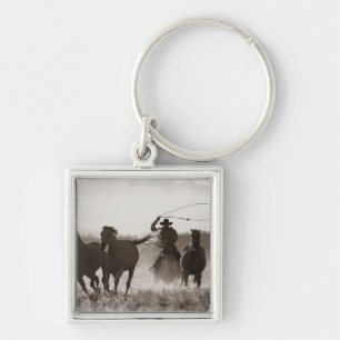 Schwarzweiss-Foto von ein Cowboy Lassoing Pferden Schlüsselanhänger