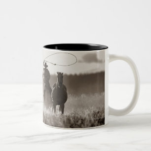 Schwarzweiss-Foto von ein Cowboy Lassoing Pferden Zweifarbige Tasse