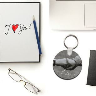 Schwarzweiß-Foto von Händen von zwei Personen Schl Schlüsselanhänger