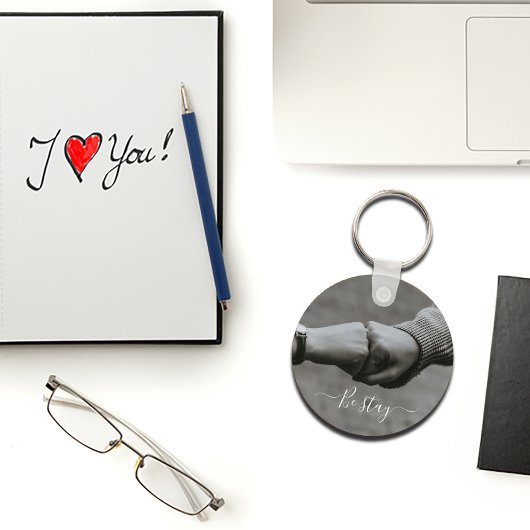 Schwarzweiß-Foto von Händen von zwei Personen Schl Schlüsselanhänger