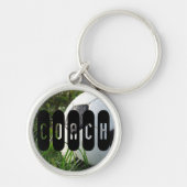 Schwarzweiss-Fußball im grünen Gras Schlüsselanhänger (Vorne)