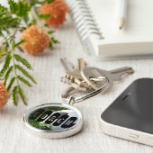 Schwarzweiss-Fußball im grünen Gras Schlüsselanhänger (Seite)