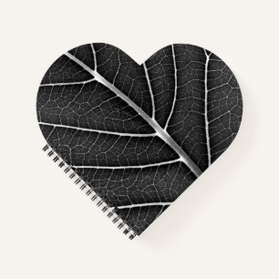 Schwarzweiß glühendes Blatt Nahaufnahme Notizblock