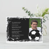 Schwarzweiss-Grunge-Fußball-Abschluss Einladung (Stehend Vorderseite)