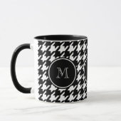 Schwarzweiss-Hahnentrittmuster Ihr Monogramm Tasse (Links)