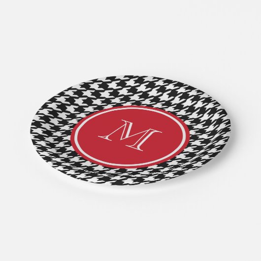 Schwarzweiss-Hahnentrittmuster-Rot-Monogramm Pappteller (Schrägansicht)