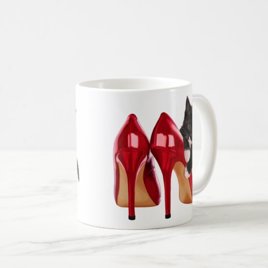 Schwarzweiss-Kätzchen im roten Schuh Kaffeetasse (VorderseiteRechts)