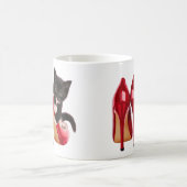 Schwarzweiss-Kätzchen im roten Schuh Kaffeetasse (Mittel)