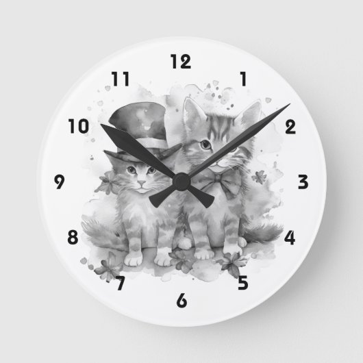 Schwarzweiß-Kätzchen mit Bugs-Krawatte und niedlic Runde Wanduhr (Vorderseite)