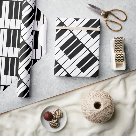 Schwarzweiss-Klavier befestigt Geschenkpapier (Kunsthandwerk)