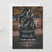 Schwarzweiß-Minimal-Graduierungsparty lädt ein Einladung (Vorderseite)