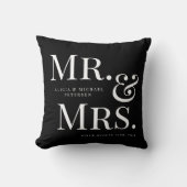 Schwarzweiß Moderne Mr. and Mrs. individuelle Name Kissen (Vorderseite)