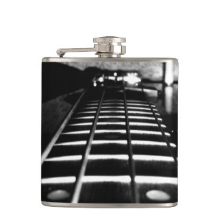 Schwarzweiss-Monogramm-Bass-Gitarren-Flasche Flachmann