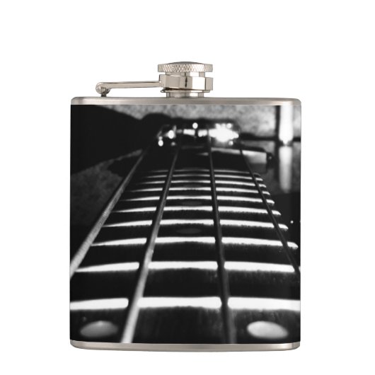 Schwarzweiss-Monogramm-Bass-Gitarren-Flasche Flachmann (Vorderseite)