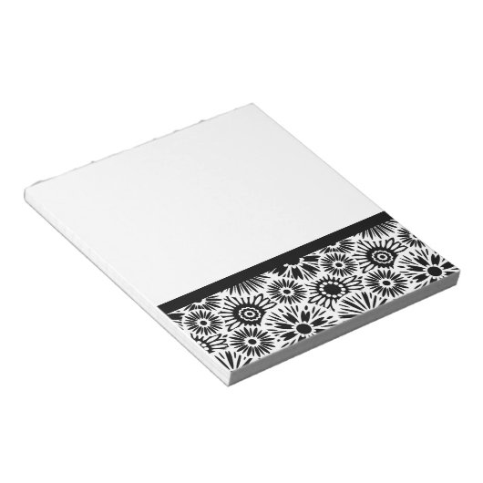 Schwarzweiß-Notebook mit Blumenmuster Notizblock (angewinkelt)