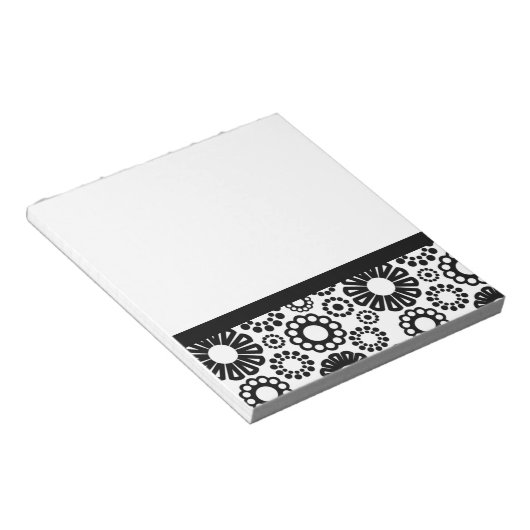 Schwarzweiß-Notebook mit Blumenmuster Notizblock (angewinkelt)