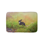 Schwarzweiss-Osterhase im bunten Laub Badematte (Vorderseite)