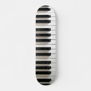 Schwarzweiß-Piano-Tastatur Skateboard
