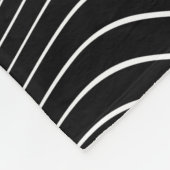 Schwarzweiß Psychedelic Linear Wavy Hintergrund Fleecedecke (Ecke)