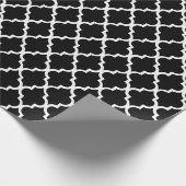 Schwarzweiss-Quatrefoil deckt Muster mit Ziegeln Geschenkpapier (Ecke)