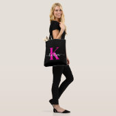 Schwarzweiß-Rosa-Monogramm Tasche (Am Model)