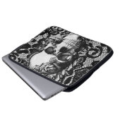 Schwarzweiss-Rosen und Spitzeschädel Laptopschutzhülle (Vorne Knopf)
