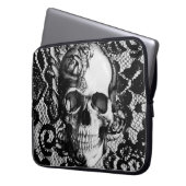 Schwarzweiss-Rosen und Spitzeschädel Laptopschutzhülle (Vorderseite Links)