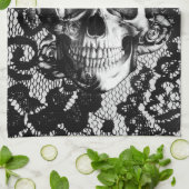 Schwarzweiss-Rosenschädel auf Spitzehintergrund Küchentuch (Gefaltet)