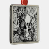 Schwarzweiss-Rosenschädel mit Schmetterlingen Silbernes Ornament (Rechts)