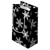 Schwarzweiss-Schneeflocken Kleine Geschenktüte (Rückseite Schrägansicht)