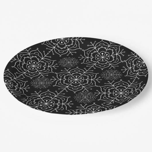 Schwarzweiß-Schneeflocken-Weihnachtskalender Pappteller (Schrägansicht)