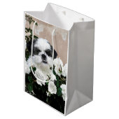 Schwarzweiss-Shih Tzu Mittlere Geschenktüte (Vorderseite Schrägansicht)