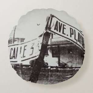 Schwarzweiss-Straßenschild Rundes Kissen