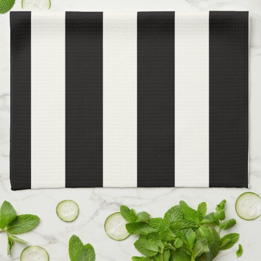 Schwarzweiss-Streifen Handtuch (Gefaltet)