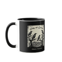 Schwarzweiß-Tasse mit City of Crows Graphic